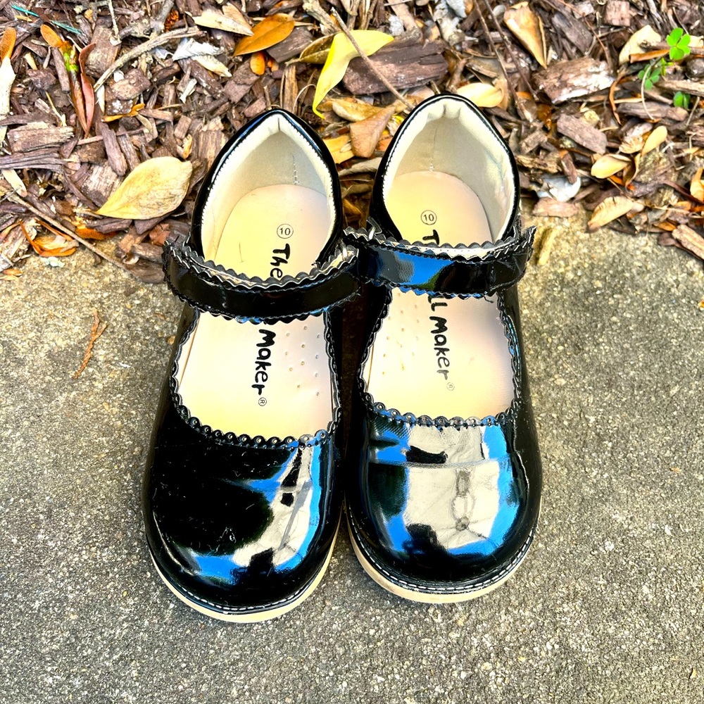 Little girls shiny black Mary Jane dress shoe, size 10